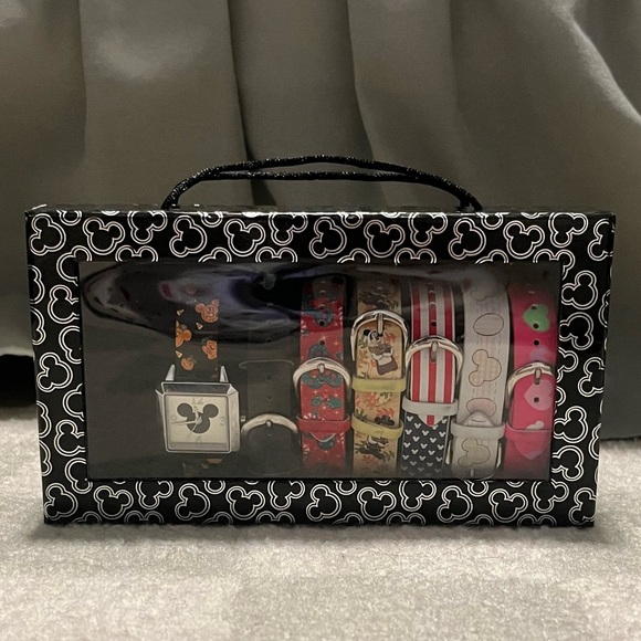 Disney Holiday Watch Set - Picture 4 of 5